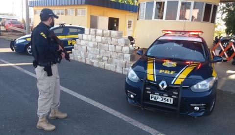 Parado em blitz, caminhoneiro usa 'chinelo' para fugir e abandona 1 tonelada de maconha