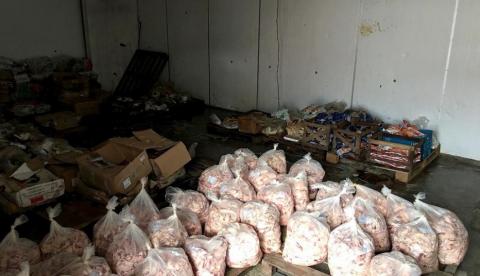 Mais de 1 tonelada de alimentos é apreendida em frigorífico clandestino em Manaus