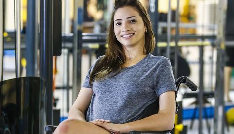 Ex-ginasta Lais Souza posta foto em pé e fãs se emocionam