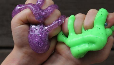 Livraria promove oficina de slime no Dia das Crianças