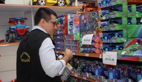 Procon apreende 100 brinquedos  durante operação 'Dia das Crianças'