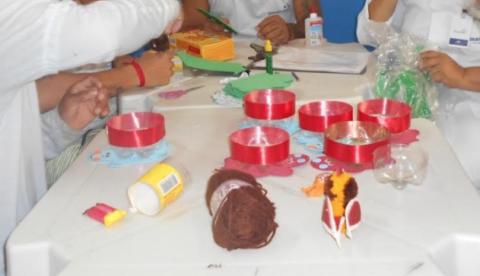 Presidiários fazem brinquedos para o dia das crianças 
