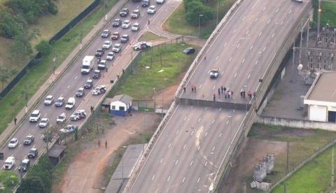 Parte de viaduto cede e causa acidente envolvendo cinco carros
