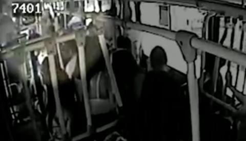 Câmera flagra momento que homem mata ex a facadas dentro de ônibus
