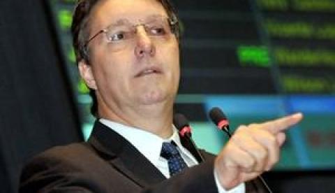 Luiz Castro incorpora  governo e vota contra o  trabalhador