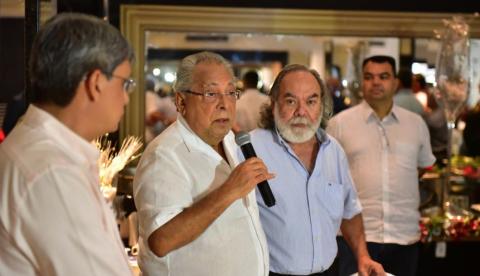 Amazonino se confraterniza com equipe e faz homenagem emocionada a Mestrinho