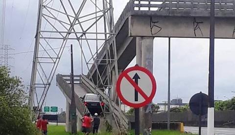 Motorista confunde passarela de pedestres com viaduto e pior acontece