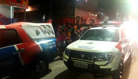 Esfaqueado, homem morre na porta de casa ao tentar pedir socorro em Manaus 