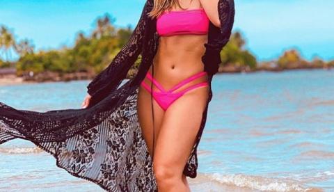 De biquíni, Vivian Amorim ostenta corpaço em praia na Bahia