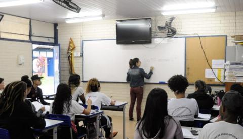Bolsonaro sanciona lei que permite faltar à aula por motivo religioso