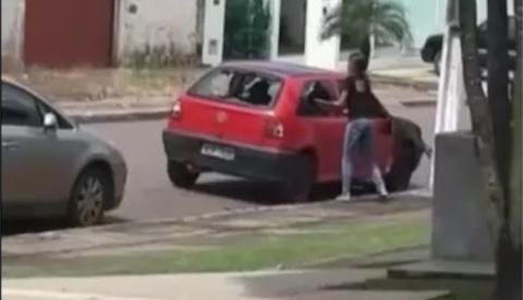 Vídeo: Mulher tem ataque de fúria e destrói carro do ex-namorado