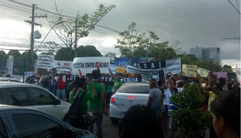 Indígenas fecham Avenida Djalma Batista durante manifestação