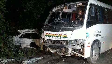 Veja fotos do grave acidente entre carro e micro-ônibus em Manaus