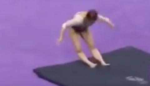 Vídeo: ginasta quebra as pernas em competição 