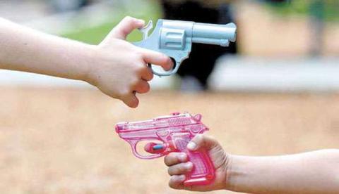 Campanha de desarmamento infantil promove troca de armas de brinquedo em Manaus