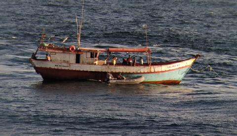 Após passarem 24 dias à deriva em alto mar, sete pescadores são resgatados pela Marinha