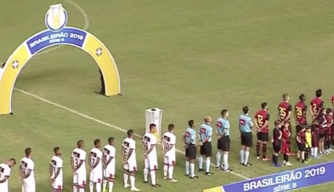 Toque de celular interrompe Hino Nacional na Série B; Veja vídeo