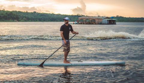 Amazonense treina no rio Negro para volta a ser campeão brasileiro de SUP 