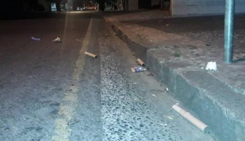 Torcedores soltam fogos perto do hotel da seleção argentina durante madrugada desta terça  