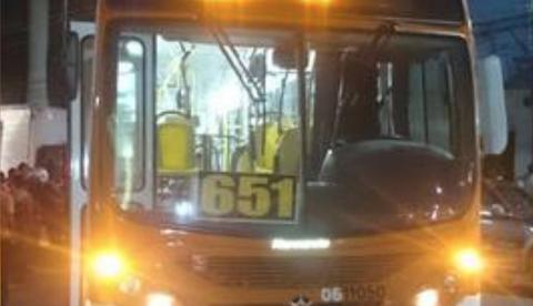 Sob efeito de loló, dupla é espancada por populares em ônibus de Manaus