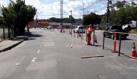 Tapumes começam a ser instaladas em via de Manaus para obras na Bola da Suframa 