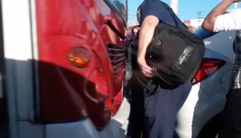 Acidente entre carro e ônibus na Bola da Suframa paralisa trânsito em Manaus