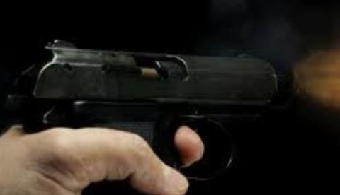 Na garupa de motocicleta, mulher é perseguida e baleada no peito em Manaus