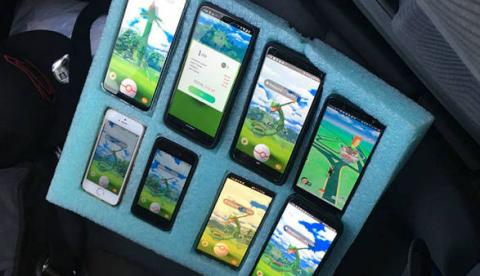 Polícia aborda motorista jogando Pokémon GO em oito celulares