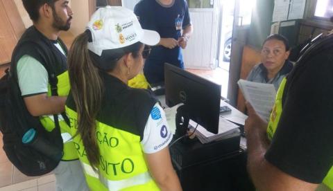 Moradores e comerciantes são orientados sobre interdição da rua Pará 