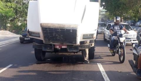 Em pleno horário de pico, caminhão em pane mecânica para trânsito em avenida de Manaus