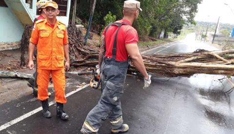 Temporal causa queda de energia e falta de água em Manaus nesta terça 