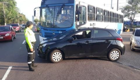 Acidente entre carro e ônibus deixa trânsito complicado em avenida de Manaus