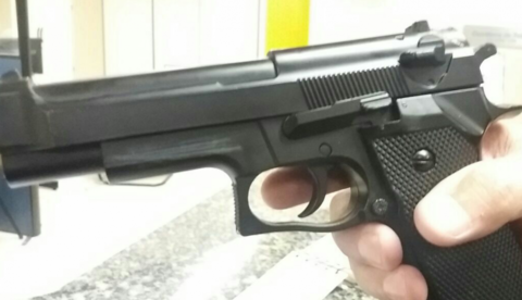 Durante assalto a ônibus, cobrador percebe arma falsa e parte para cima de suspeito em Manaus