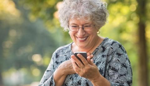 Senac celebra dia do idoso em Manaus com oficina que ensina uso de apps