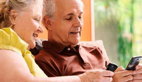 Senac Amazonas faz oficina grátis sobre uso de aplicativos de celular por idosos