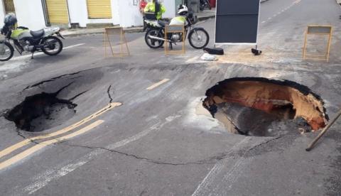 Cratera engole pista e causa transtornos no trânsito em Manaus