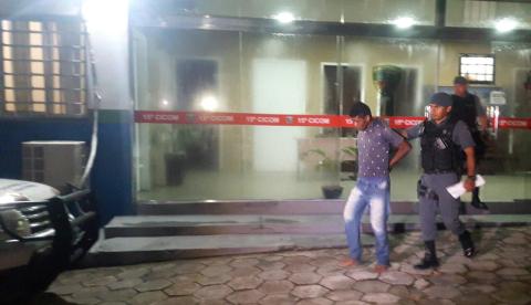 Homem tenta agredir comerciante e é detido por policiais em Manaus 