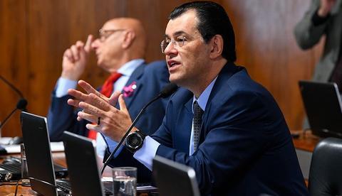 Para Eduardo Braga lei beneficia pescadores de pirarucu no Amazonas