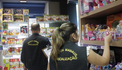 Lojas de brinquedos são flagradas vendendo produtos fora da validade em Manaus