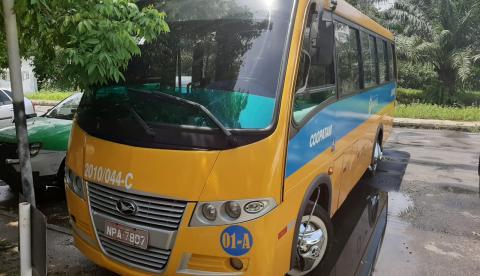 Após pedir carona, adolescente assalta micro-ônibus em Manaus