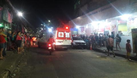Universitária é atingida na perna após descer de ônibus durante tiros em rua de Manaus 