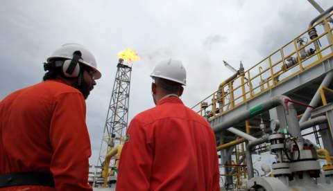 Petroleiros suspendem início de greve