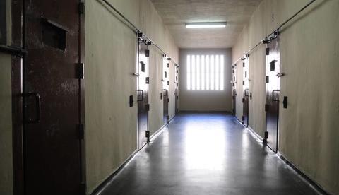 Estudante que teve dedo do meio amputado no muro da escola deve ser indenizado em  Joinville