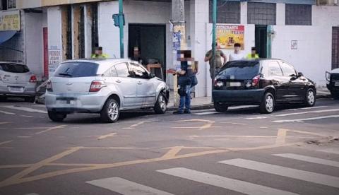 Após bater em outro carro, motorista foge e deixa homem ferido para trás em Manaus