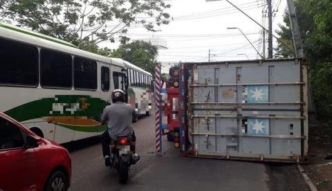 Vídeo: Trânsito fica caótico após carreta tombar em avenida de Manaus