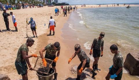  Óleo reaparece em mais oito praias de cinco Estados do Nordeste