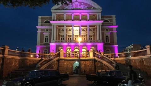 Teatro Amazonas é iluminado de lilás para alertar sociedade sobre Síndrome de Rett