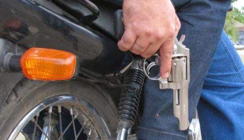 Em Manaus, homem puxa arma falsa para polícia e acaba baleado ao cair de motocicleta