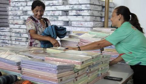 Vítimas do incêndio no Educandos recebem donativos da Prefeitura de Manaus