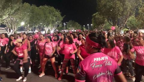 Outubro Rosa: Caminhada das Vitoriosas reúne mais de mil pessoas na Ponta Negra